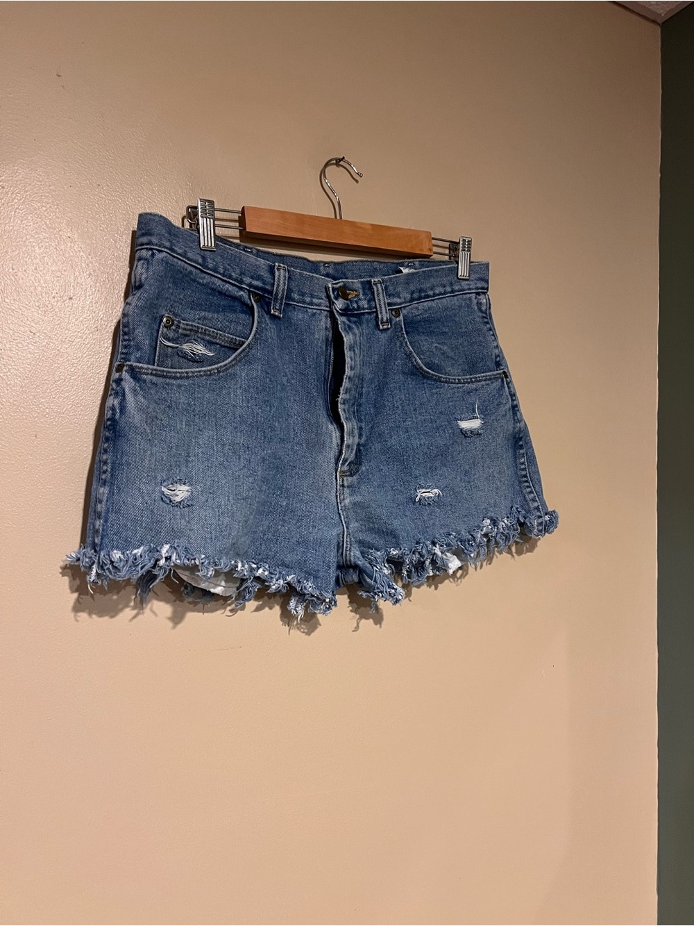 Wrangler Blues Cut Off Denim Shorts Distressed Raw Hem Médium Wash Size 34
